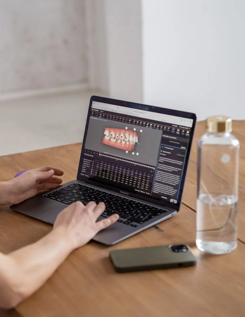 KS-Fogszabalyozo-studio-lathatalan-fogszabalyozas